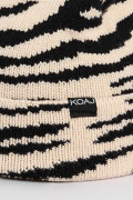 Gorro beanie, con diseño de print cebra en color kaki y gris.