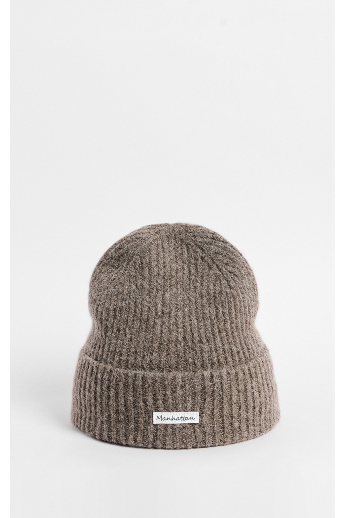 Gorro unicolor tejido con marquilla en frente