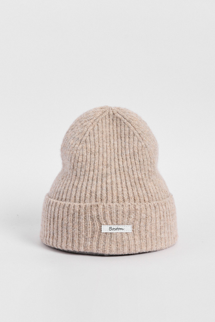 Gorro unicolor tejido con marquilla en frente