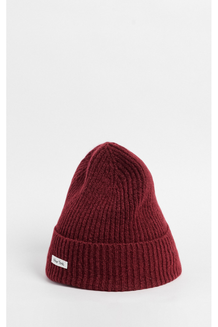 Gorro unicolor tejido con marquilla en frente