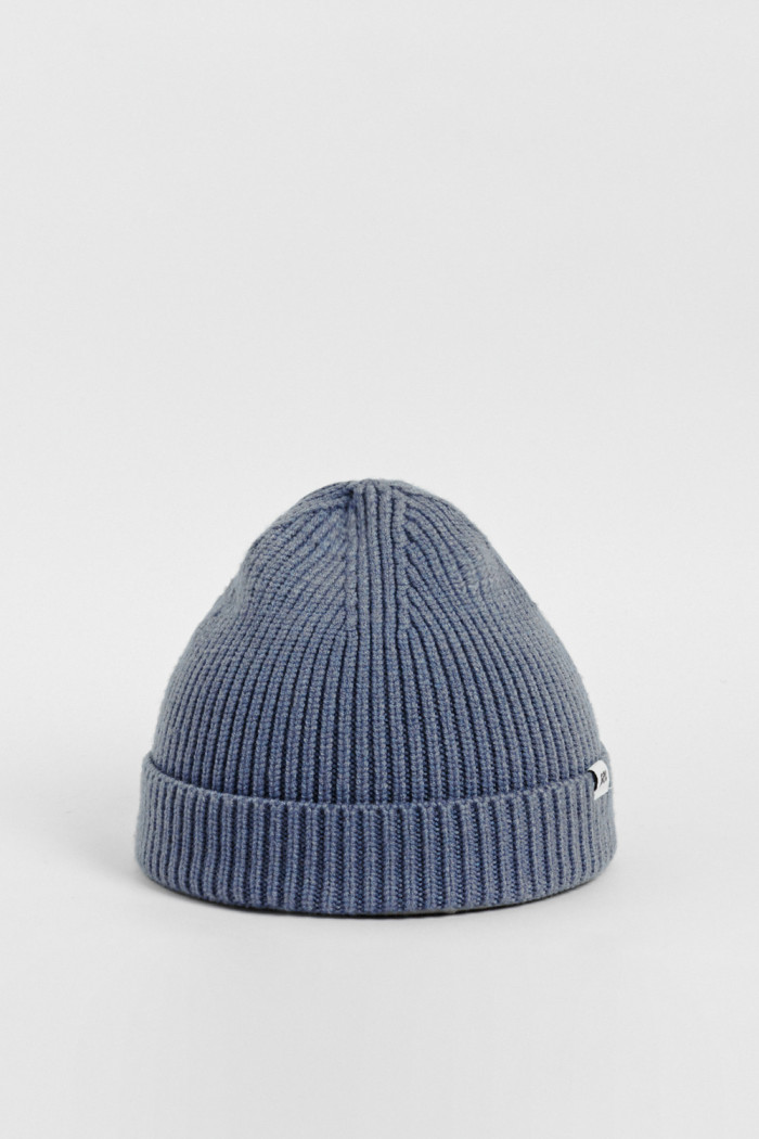 Gorro unicolor tejido con texto en marquilla