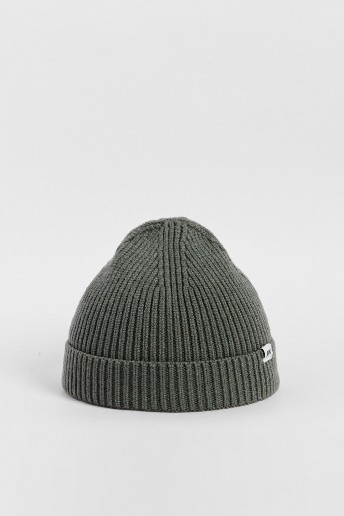 Gorro unicolor tejido con texto en marquilla