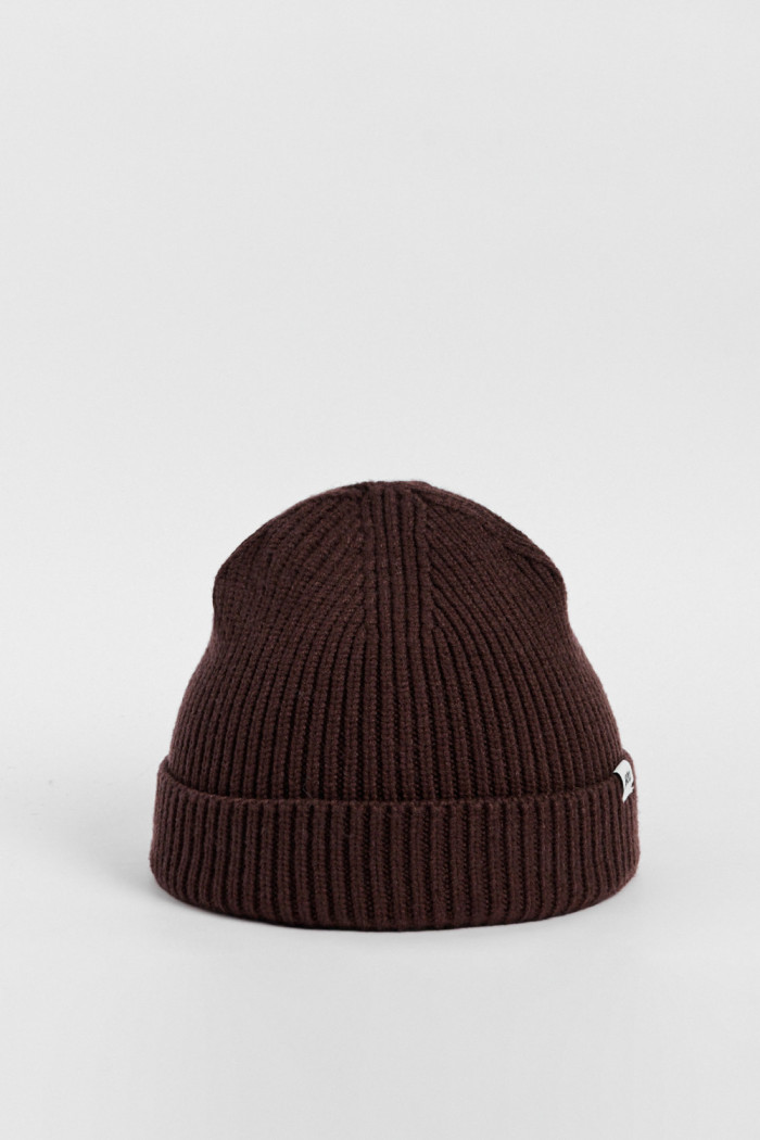 Gorro unicolor tejido con texto en marquilla
