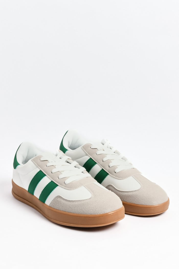 Tenis urbanos de suela gruesa en color negro y blanco.