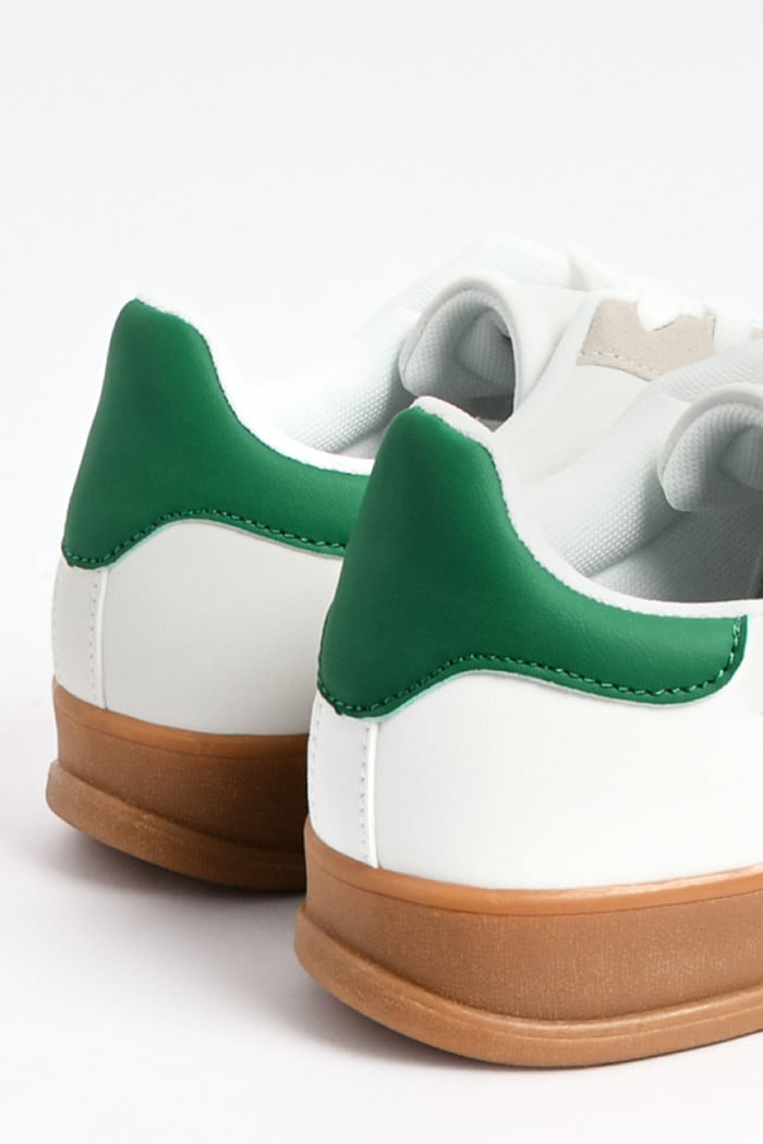 Tenis urbanos de suela gruesa en color negro y blanco.