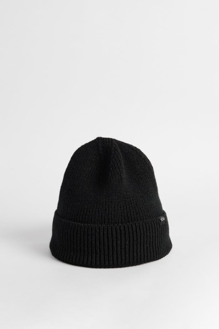Gorro negro tejido con marquilla decorativa y doblez