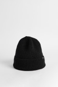 Gorro negro tejido con marquilla decorativa y doblez