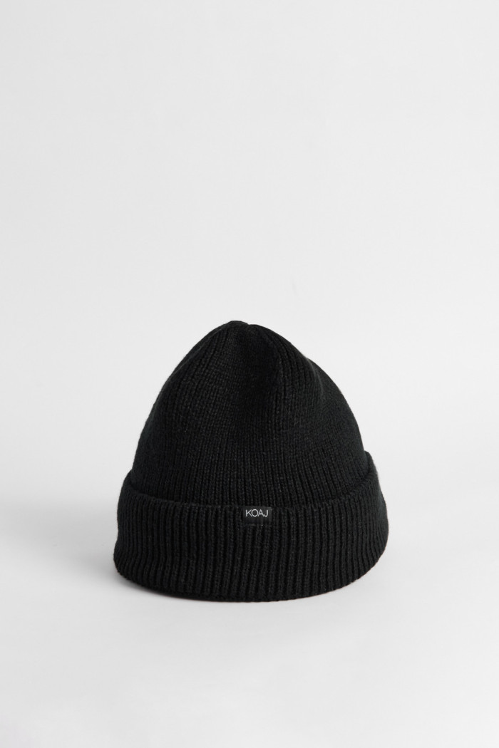 Gorro negro tejido con marquilla decorativa y doblez
