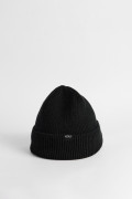 Gorro negro tejido con marquilla decorativa y doblez