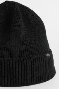 Gorro negro tejido con marquilla decorativa y doblez