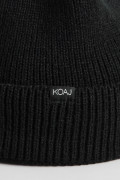 Gorro negro tejido con marquilla decorativa y doblez
