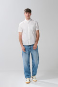 Camisa con cuello button down unicolor y botones