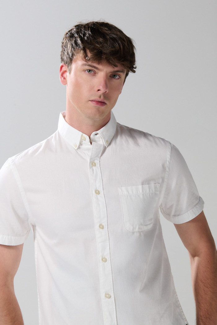 Camisa con cuello button down unicolor y botones