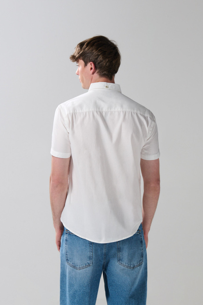 Camisa con cuello button down unicolor y botones