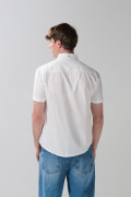 Camisa con cuello button down unicolor y botones