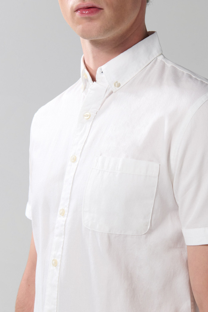 Camisa con cuello button down unicolor y botones