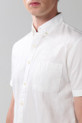 Camisa con cuello button down unicolor y botones