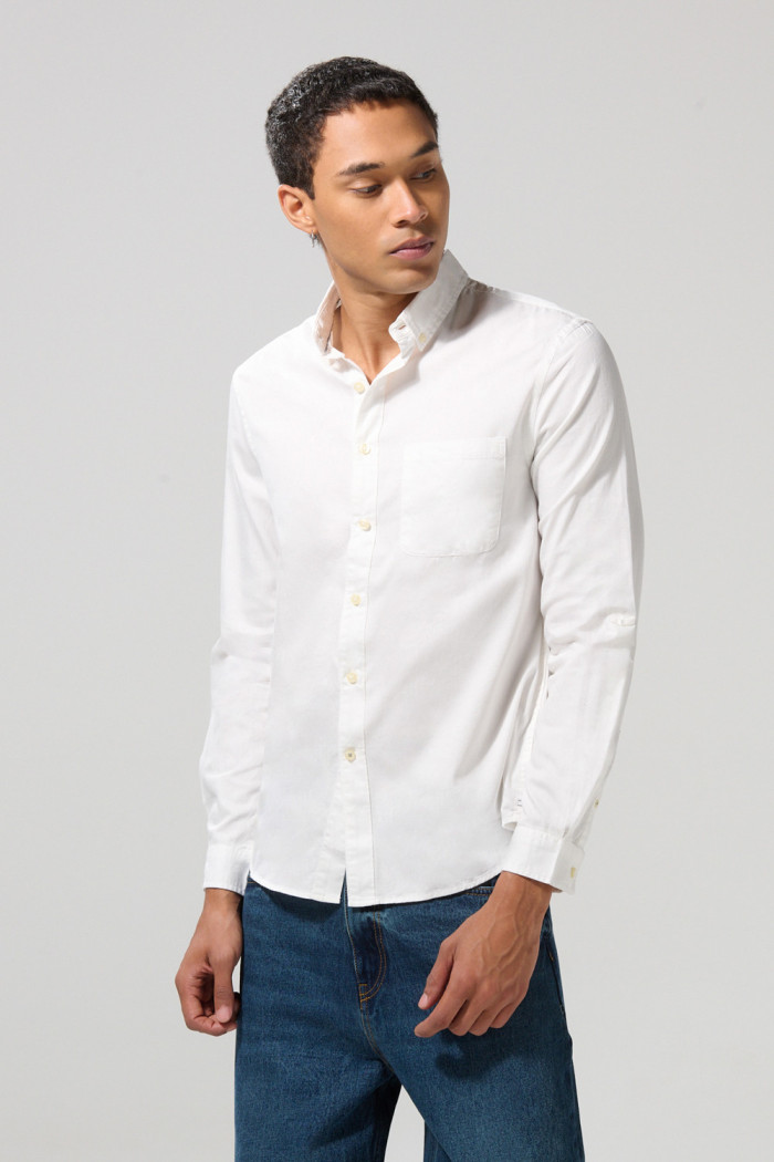 Camisa cuello button down unicolor en algodón con bolsillo