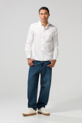 Camisa cuello button down unicolor en algodón con bolsillo