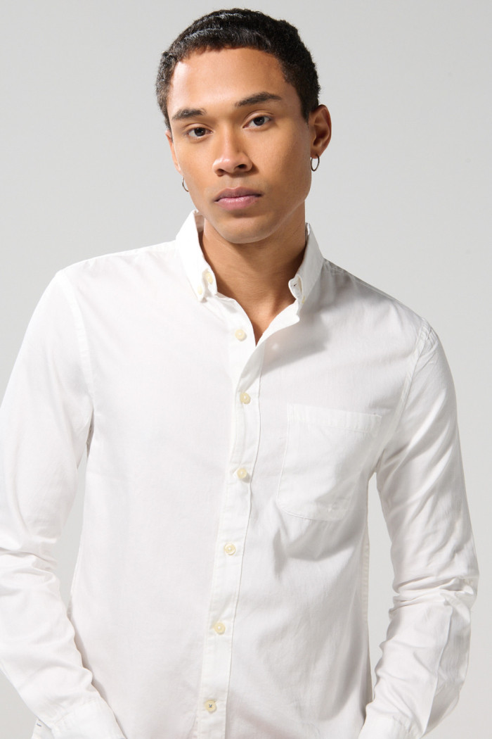 Camisa cuello button down unicolor en algodón con bolsillo