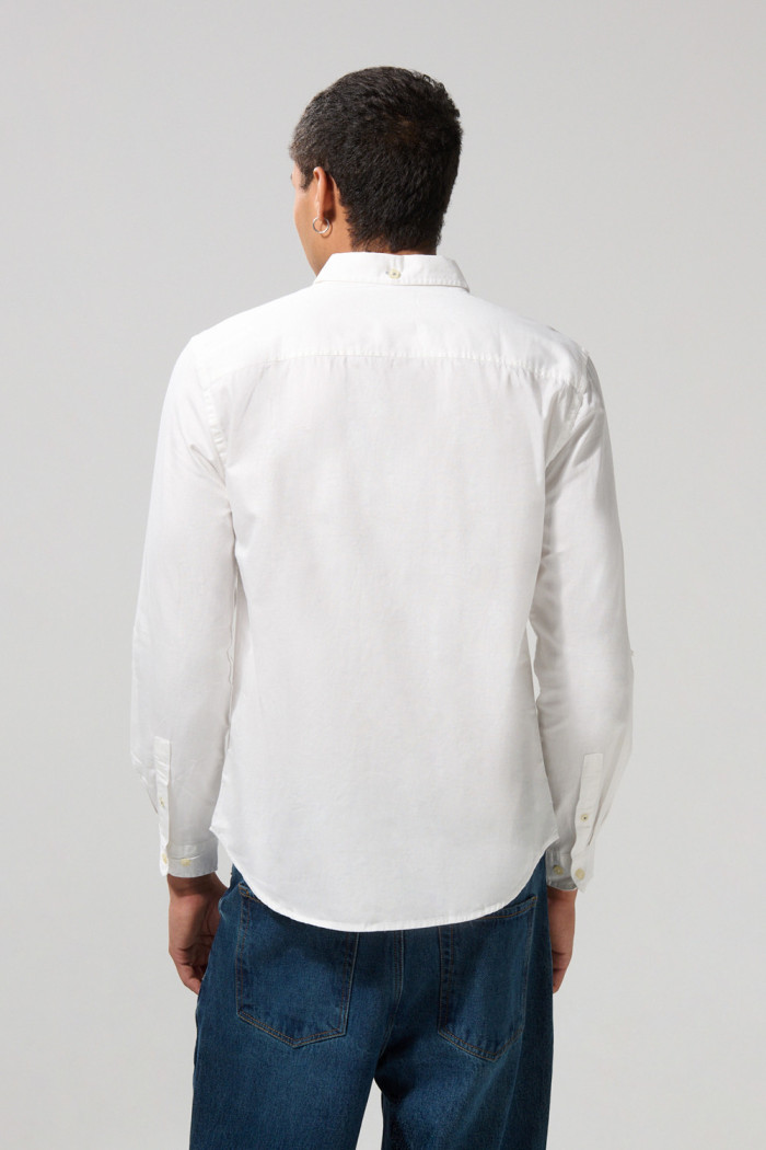 Camisa cuello button down unicolor en algodón con bolsillo
