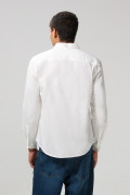 Camisa cuello button down unicolor en algodón con bolsillo