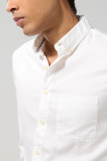 Camisa cuello button down unicolor en algodón con bolsillo