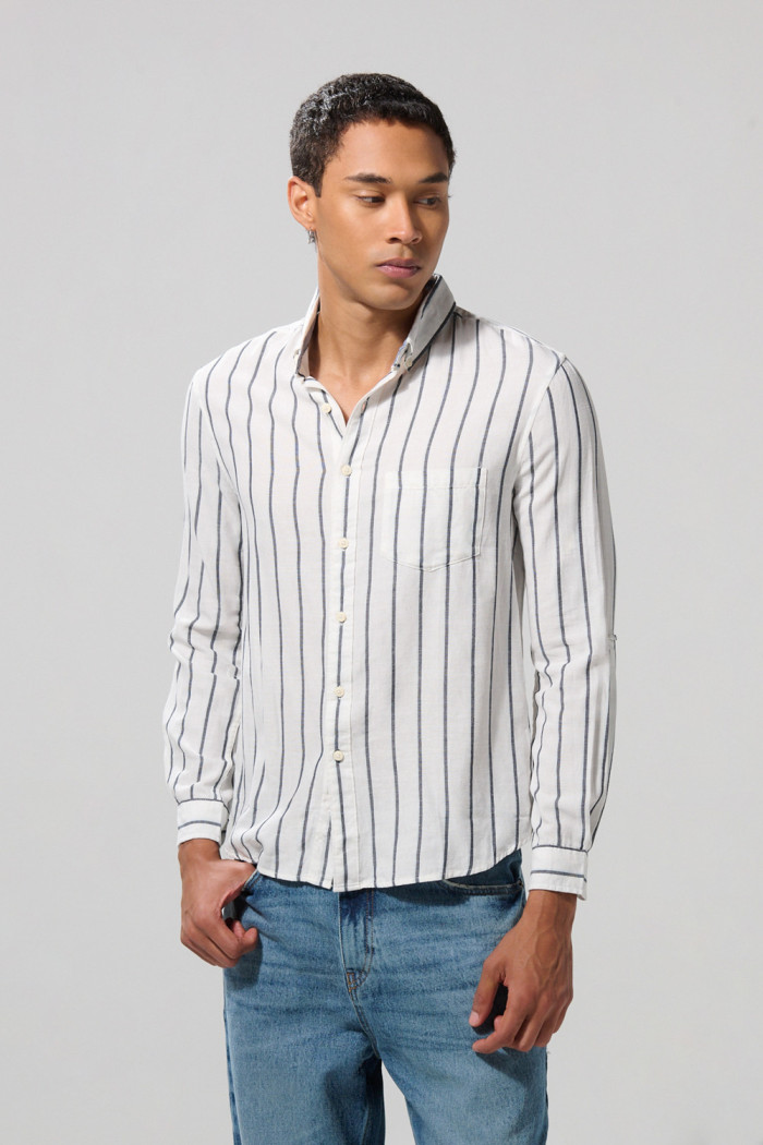 Camisa unicolor con diseños de rayas y manga larga
