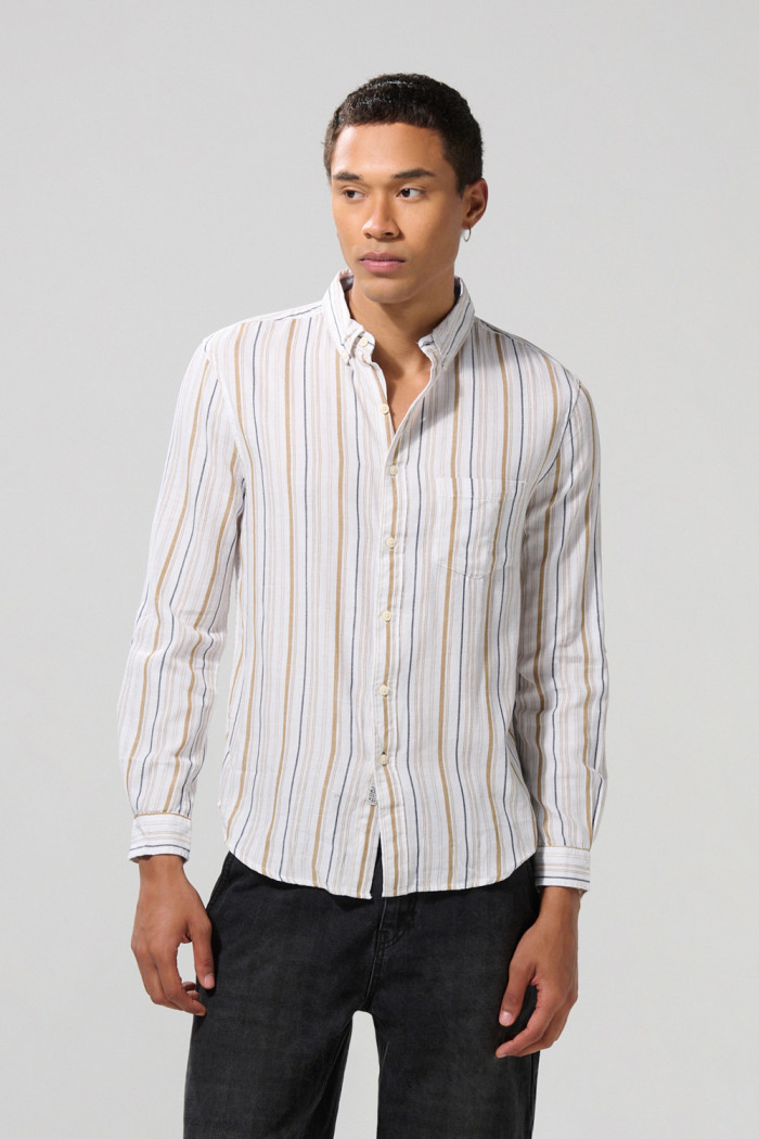 Camisa unicolor con diseños de rayas y manga larga