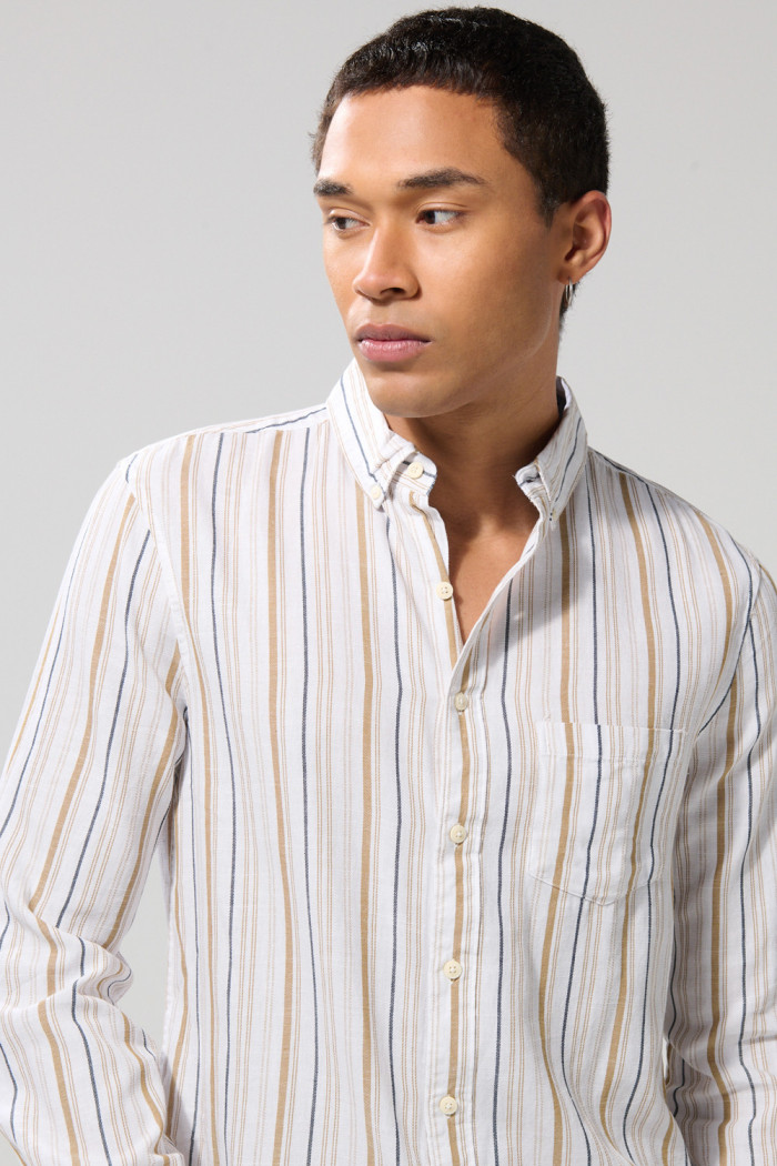 Camisa unicolor con diseños de rayas y manga larga