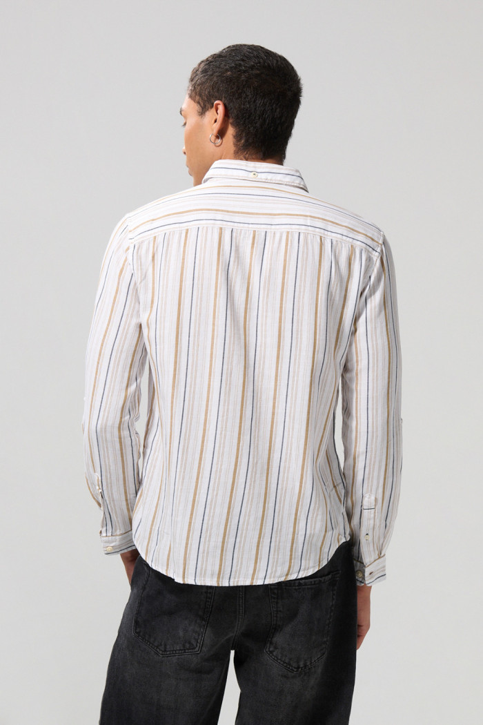 Camisa unicolor con diseños de rayas y manga larga