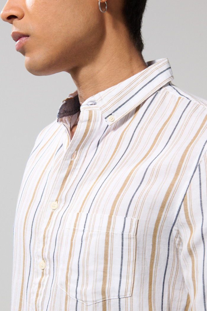 Camisa unicolor con diseños de rayas y manga larga