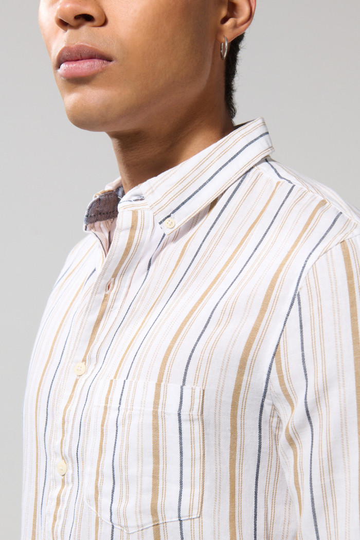 Camisa unicolor con diseños de rayas y manga larga