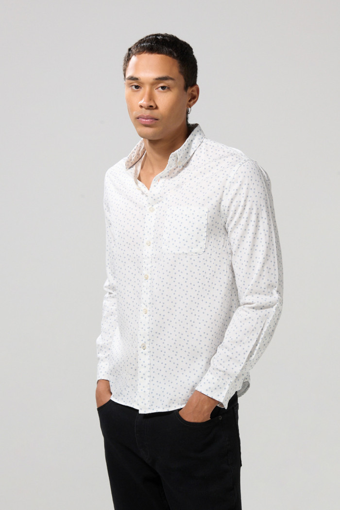 Camisa cuello button down blanca con diseños de mini print