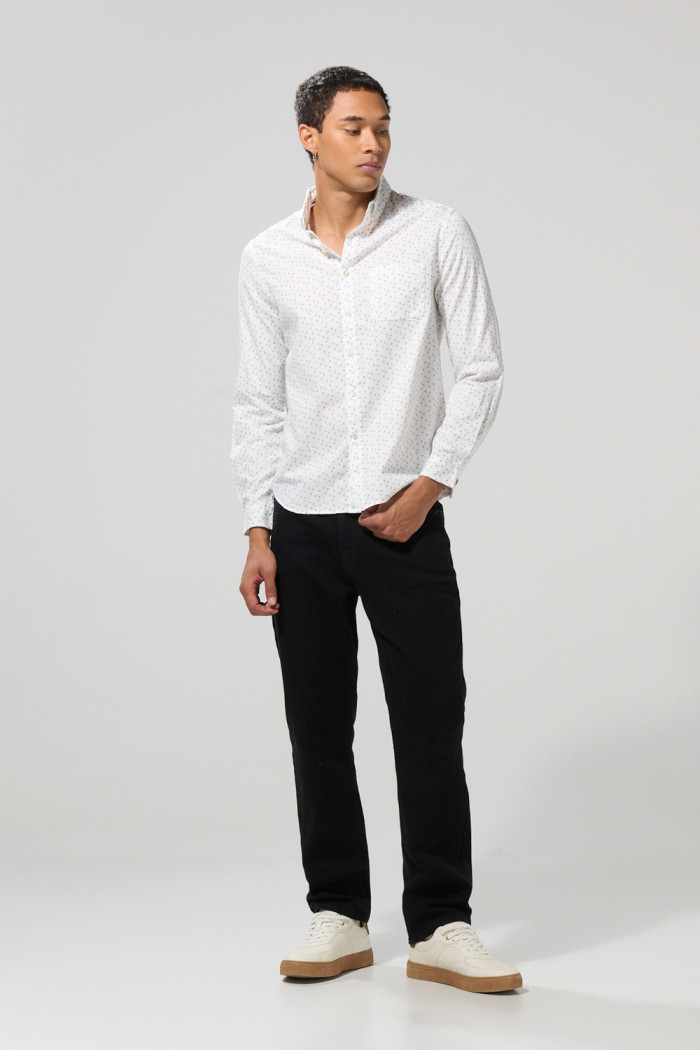 Camisa cuello button down blanca con diseños de mini print