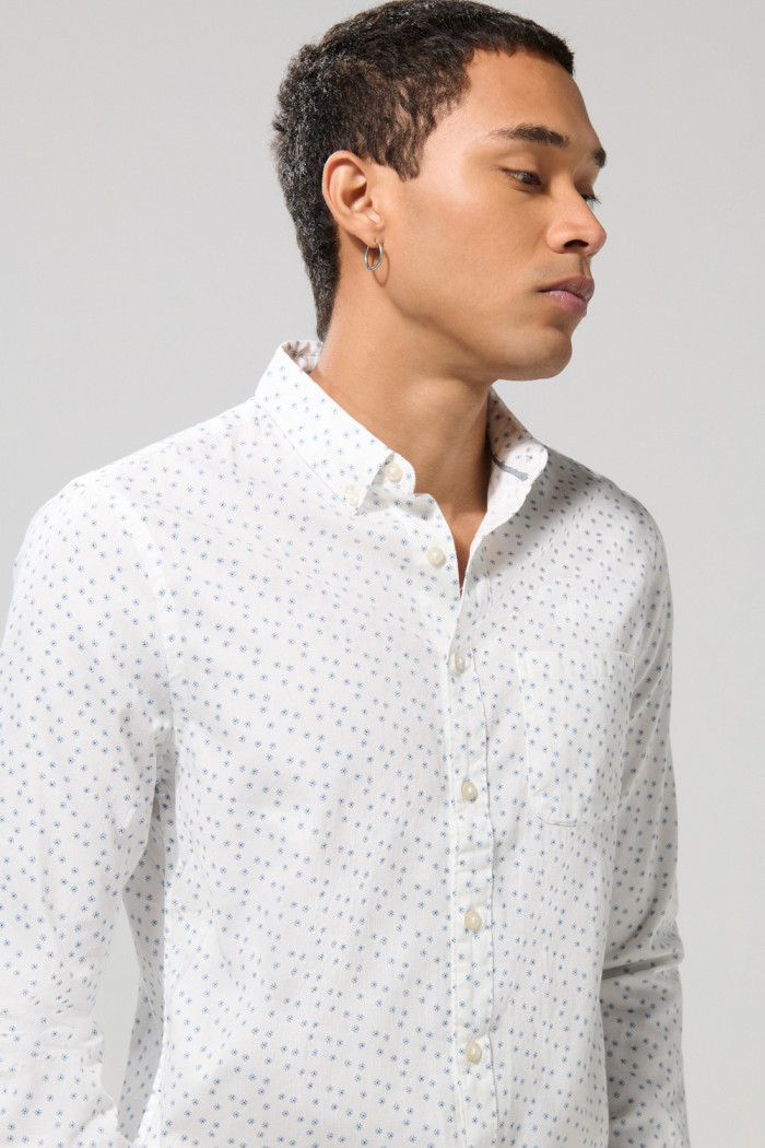 Camisa cuello button down blanca con diseños de mini print