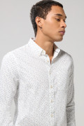 Camisa cuello button down blanca con diseños de mini print