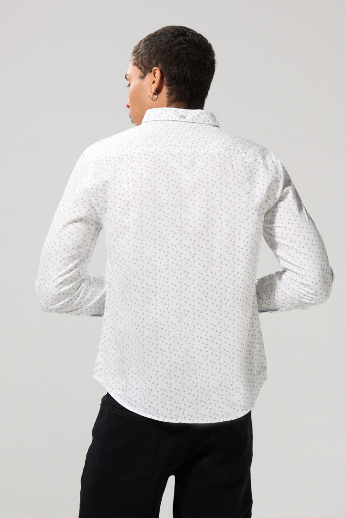 Camisa cuello button down blanca con diseños de mini print