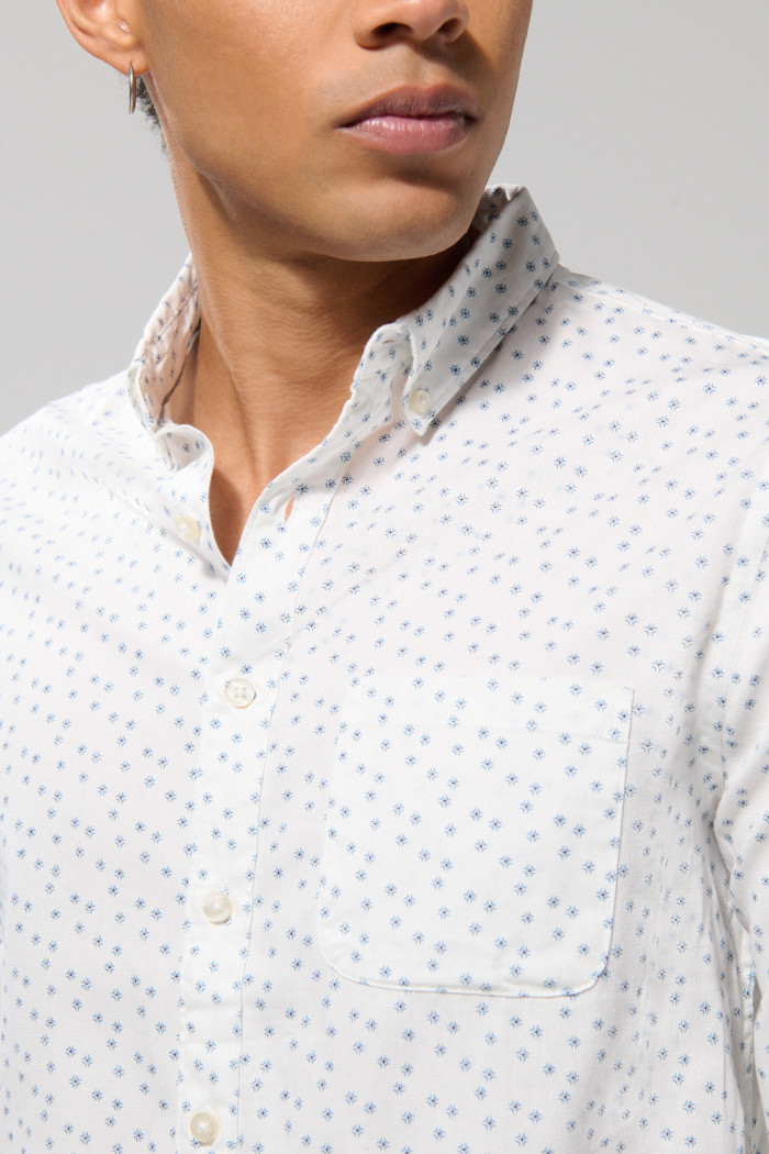 Camisa cuello button down blanca con diseños de mini print