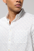 Camisa cuello button down blanca con diseños de mini print