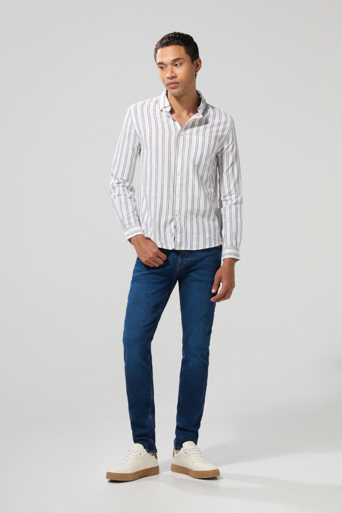 Camisa manga larga blanca con diseños de rayas en contraste