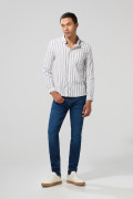 Camisa manga larga blanca con diseños de rayas en contraste