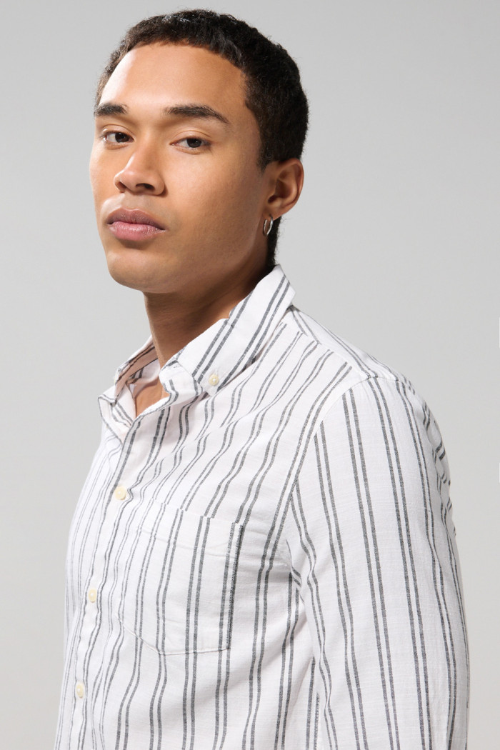 Camisa manga larga blanca con diseños de rayas en contraste