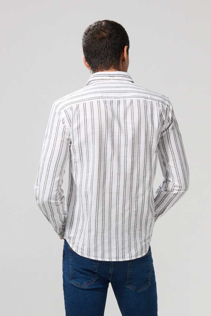Camisa manga larga blanca con diseños de rayas en contraste