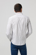 Camisa manga larga blanca con diseños de rayas en contraste