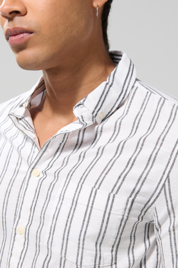 Camisa manga larga blanca con diseños de rayas en contraste