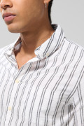 Camisa manga larga blanca con diseños de rayas en contraste