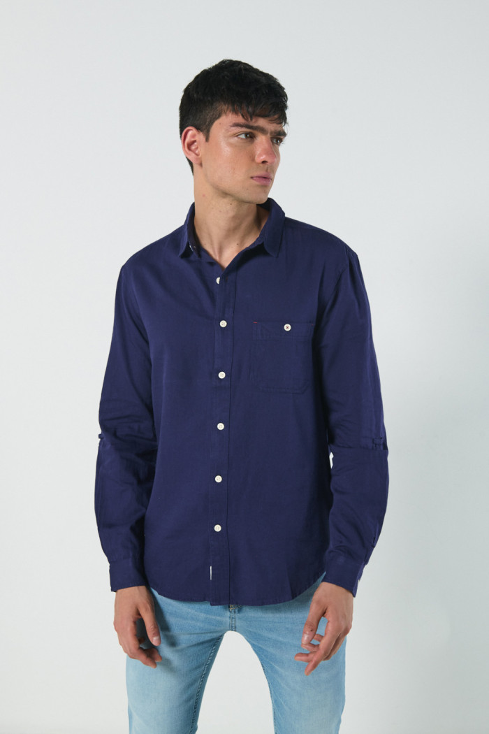 Camisa unicolor en algodón con cuello sport collar y botones