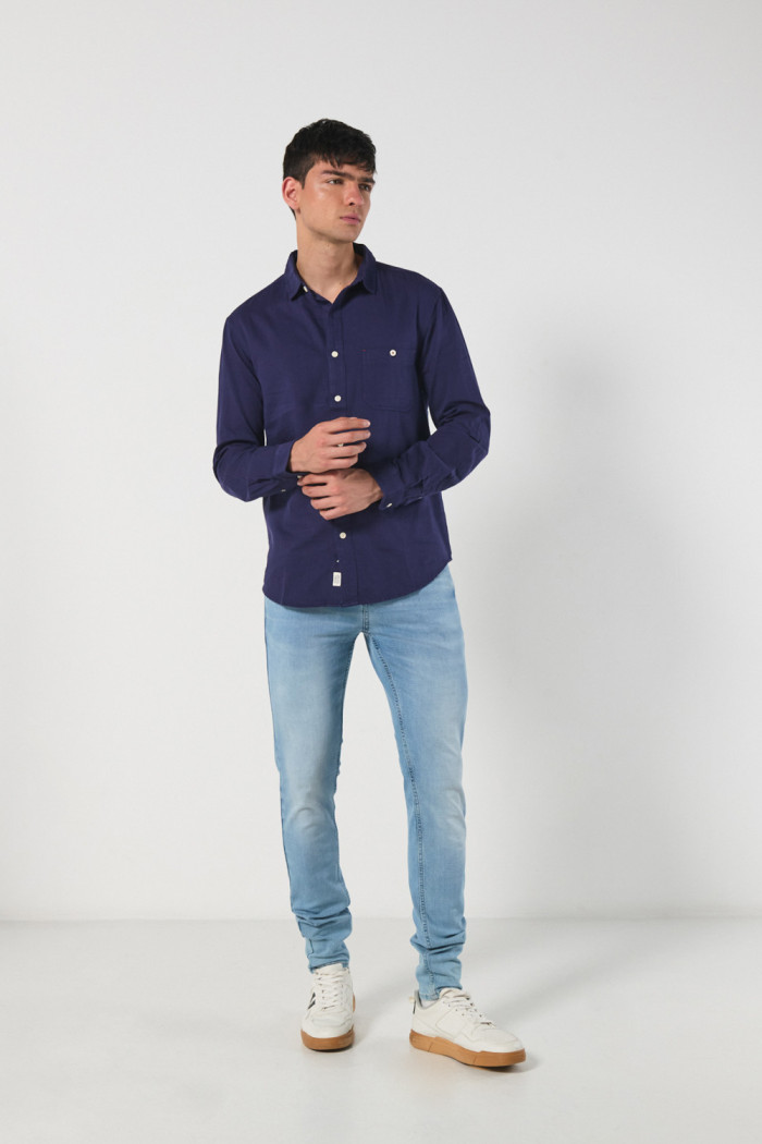 Camisa unicolor en algodón con cuello sport collar y botones