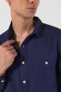 Camisa unicolor en algodón con cuello sport collar y botones